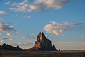 Usa, New Mexico, Shiprock, Wolken über Wüstenlandschaft mit Shiprock