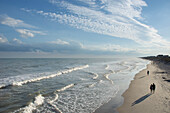 USA, North Carolina, Surf City, Strand im Nachmittagslicht