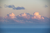 USA, Amerikanische Jungferninseln, St. John, Wolken über dem Karibischen Meer bei Sonnenuntergang