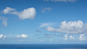 USA, Amerikanische Jungferninseln, Wolken über ruhigem Karibischen Meer