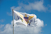 Flagge der Jungferninseln der Vereinigten Staaten vor dem Himmel