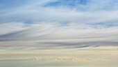 Wolkenschichten aus 31.000 Fuß Höhe bei Sonnenaufgang