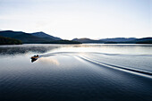 Bootsfahrt in der Morgendämmerung auf dem Lake Placid Lake, North Elba, New York, USA