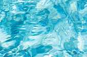 Abstrakte Spiegelungen auf der Wasseroberfläche des Pools