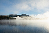 USA, NY, St. Armand, Whiteface Mountain und Lake Placid im Morgennebel