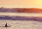 USA, NJ, Einsamer Surfer auf dem Spring Lake bei Sonnenaufgang