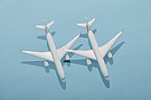 Draufsicht auf zwei Modellflugzeuge auf blauem Hintergrund