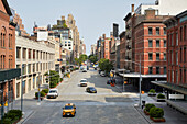 USA, NY, New York City, Autos und Gebäude in einem Wohnviertel