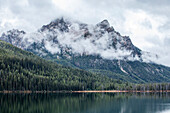 USA, Idaho, Wolken über den Sawtooth Mountains am Stanley Lake