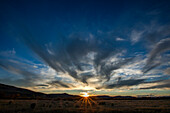 USA, Idaho, Bellevue, Dramatischer Himmel über der Landschaft bei Sonnenuntergang