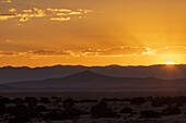 USA, New Mexico, Santa Fe, Landschaft in der Hochwüste bei Sonnenuntergang