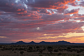 USA, New Mexico, Santa Fe, Sonnenuntergangshimmel über den Cerrillos Hills