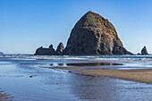 USA, Oregon, Haystack Rock in Cannon Beach an einem sonnigen Tag