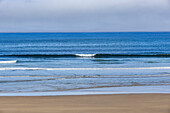 USA, Oregon, Calm sea at Cannon Beach 
