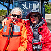Älteres Paar auf dem Boot auf dem Rückweg von der Walbeobachtung in Depoe Bay