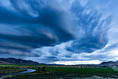 Arcus-Kumulonimbus-Sturmwolken ziehen über Ackerland