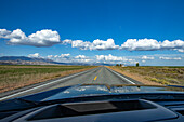 USA, Idaho, Fairfield, Ländliche Landschaft vom Auto aus gesehen auf dem Highway 20