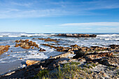 Südafrika, Hermanus, Wellen spülen gegen Felsen am Kammabaai Beach