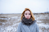 Porträt einer jungen Frau in einer verschneiten Landschaft