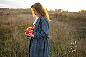 Seitenansicht einer Frau mit Kürbissen auf einem Feld