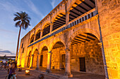 Alcazar de Colon oder Kolumbus-Palast auf der spanischen Plaza, Kolonialstadt Santo Domingo, Dominikanische Republik. Erbaut von Gouverneur Diego Kolumbus zwischen 1510 und 1514. UNESCO-Welterbestätte der Kolonialstadt Santo Domingo.