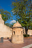 Ein Guerite oder Wachhäuschen an der Puerta del in der Verteidigungsmauer um die Kolonialstadt Santo Domingo, Dominikanische Republik. UNESCO-Welterbestätte der Kolonialstadt Santo Domingo.