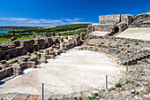 Römisches Theater in Baelo Claudia mit Blick auf den Strand von Bolonia, Spanien