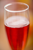 Prickelnder Rosé-Cava im Flötenglas