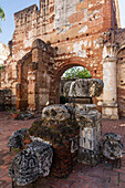 Die Ruinen des Krankenhauses San Nicolás de Bari in der Kolonialstadt Santo Domingo in der Dominikanischen Republik. Es war das erste Krankenhaus auf dem amerikanischen Kontinent und wurde zwischen 1503 und 1508 erbaut. UNESCO-Weltkulturerbe in der Kolonialstadt Santo Domingo.