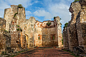 Ruinen des Kirchenschiffs des Klosters San Francisco in der Kolonialstadt Santo Domingo, Dominikanische Republik. Erbaut von 1508 bis 1560 n. Chr. Das erste Kloster auf dem amerikanischen Kontinent. UNESCO-Weltkulturerbe in der Kolonialstadt Santo Domingo.