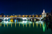 San-Telmo-Brücke und Torre Del Oro bei Nacht, Sevilla