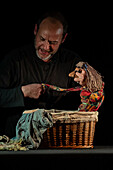 Der Puppenspieler Javier Aranda führt sein Stück "Vida" auf