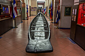 Eines der fünf Kanus, die bei der Amazonas-Karibik-Expedition von 1987 eingesetzt wurden. Columbus-Leuchtturmmuseum, Santo Domingo, Dominikanische Republik. Das Kanu ist über 30 Fuß lang und wurde von einheimischen Handwerkern in Ecuador gebaut.