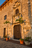 Der ehemalige Gouverneurspalast in der alten Kolonialstadt Santo Domingo, Dominikanische Republik. Er wurde um 1512 erbaut und war das Haus des offiziellen Gouverneurs aus Spanien. Heute ist er das Museum von Las Casas Reales. UNESCO-Welterbe der Kolonialstadt Santo Domingo.