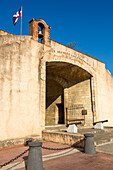La Puerta del Conde oder das Grafentor in der Verteidigungsmauer um die Kolonialstadt Santo Domingo, Dominikanische Republik. UNESCO-Welterbestätte der Kolonialstadt Santo Domingo.