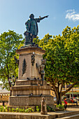 Bronzestatue von Christoph Kolumbus im Kolumbus-Park in der Kolonialstadt Santo Domingo, Dominikanische Republik. UNESCO-Welterbe der Kolonialstadt Santo Domingo. Auf dem Sockel ist Anacoana, ein Taino-Kacike, zu sehen.