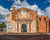 Die Reichskirche und das Kloster des Heiligen Dominikus in der alten Kolonialstadt Santo Domingo, Dominikanische Republik, fertiggestellt 1535 n. Chr. UNESCO-Weltkulturerbe der Kolonialstadt Santo Domingo. Standort der ersten Universität auf dem amerikanischen Kontinent.