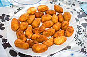 Hausgemachte spanische Puchero-Kroketten auf einem Teller