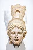 Marmorkopf der Göttin Tyche aus Italica im Archäologischen Museum von Sevilla