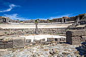 Römisches Theater in Baelo Claudia mit Blick auf den Strand von Bolonia, Spanien