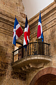 Flaggen im Nationalen Pantheon der Dominikanischen Republik, einem Mausoleum für die Gründer der Dominikanischen Republik. Santo Domingo. Ursprünglich 1745 als Jesuitenkirche erbaut. UNESCO-Weltkulturerbe der Kolonialstadt Santo Domingo.