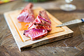 Roter Thunfisch Tataki auf Holzbrett