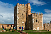 Touristen in der Festung Ozama, oder Fortaleza Ozama, in der Kolonialstadt Santo Domingo, Dominikanische Republik. Sie wurde 1505 n. Chr. fertiggestellt und war das erste europäische Fort, das in Amerika gebaut wurde. UNESCO-Weltkulturerbe der Kolonialstadt Santo Domingo.