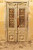 Faiyum, Ägypten. Holztür an einem Gebäude.