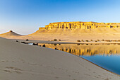 Qarun-See, Oase Faiyum, Ägypten. Spiegelungen im Qarun-See in der Wüste.