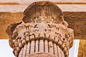 Agilkia-Insel, Assuan, Ägypten. Kapitell einer Säule, die wie eine Palme geschnitzt ist, im Philae-Tempel, einer UNESCO-Welterbestätte.