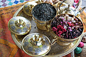 Marrakech, Marokko. Teeservice mit Kräutern, Blumen und Gewürzen