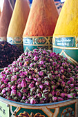 Marrakech, Marokko. Getrocknete Rosen zum Verkauf in der Medina.