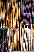 Fes, Marokko. Traditionelle Musikinstrumente werden in einem Musikgeschäft in der Medina zum Verkauf angeboten.