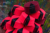 Fes, Marokko. Traditionelle rote Hüte aus Fes
